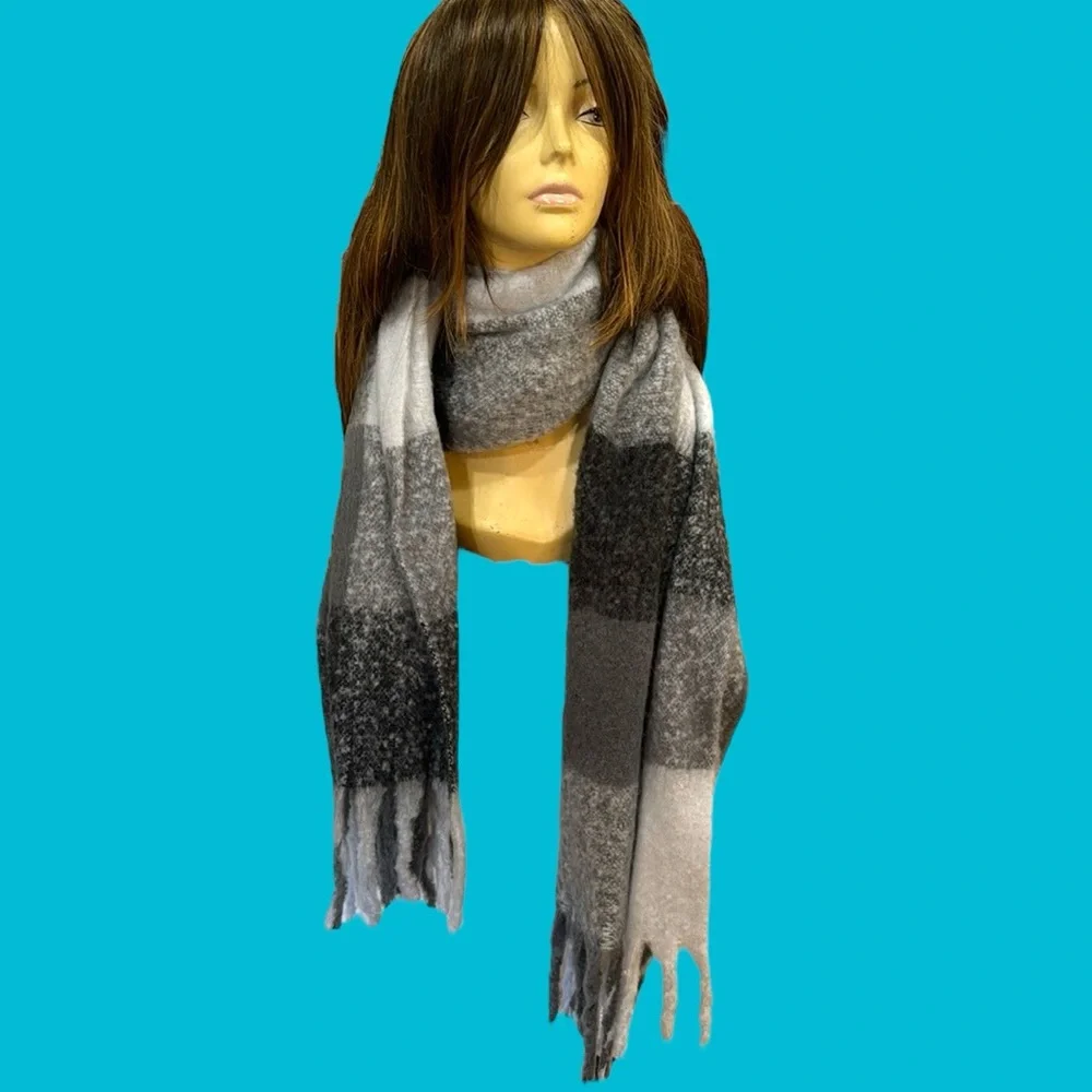 NWT TIME AND TRU BLACK GRAY PLAID‎ SCARF ONE SIZE